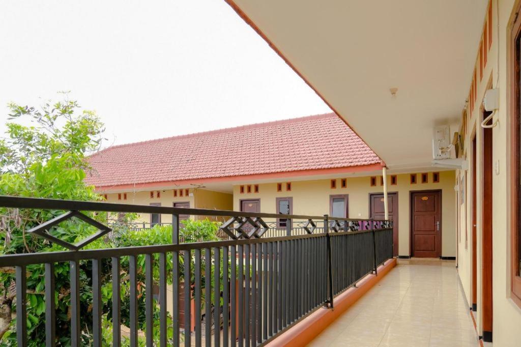 Oyo 2826 Panderman Residence Blitar Экстерьер фото