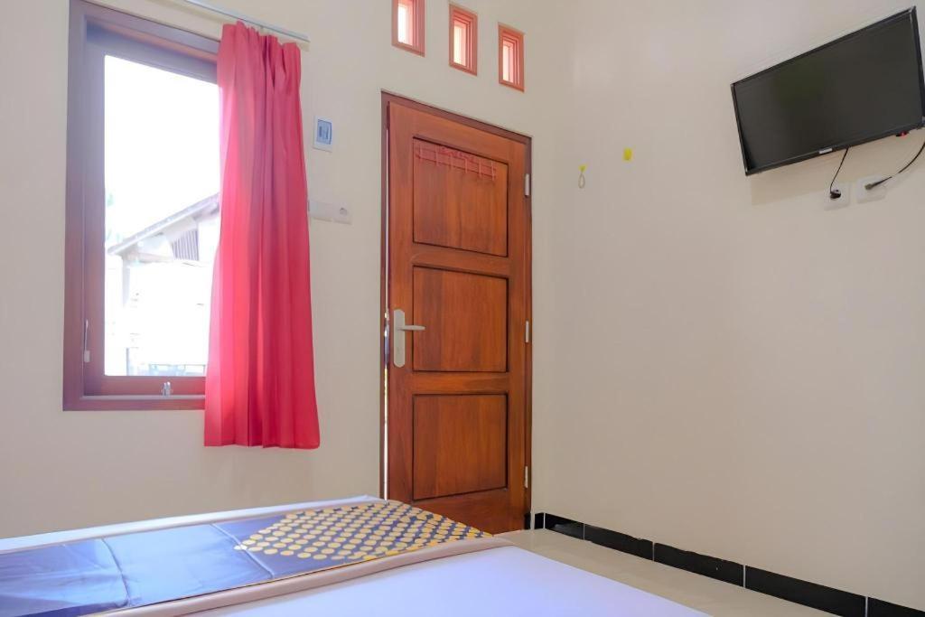 Oyo 2826 Panderman Residence Blitar Экстерьер фото