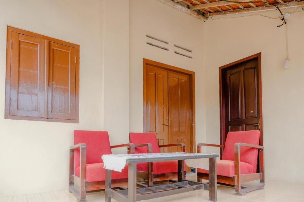 Oyo 2826 Panderman Residence Blitar Экстерьер фото