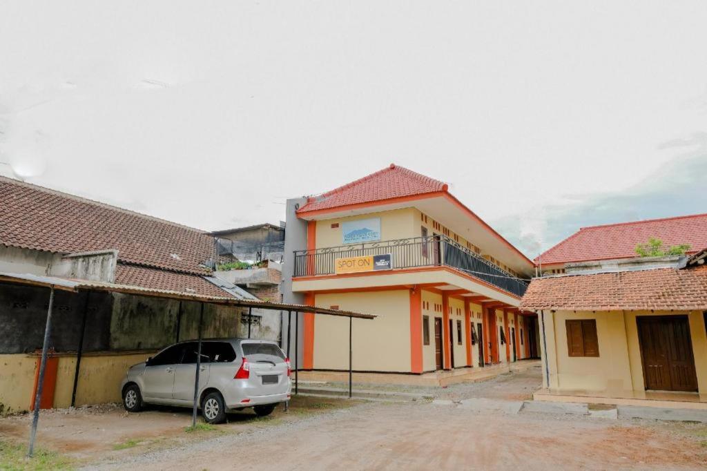 Oyo 2826 Panderman Residence Blitar Экстерьер фото