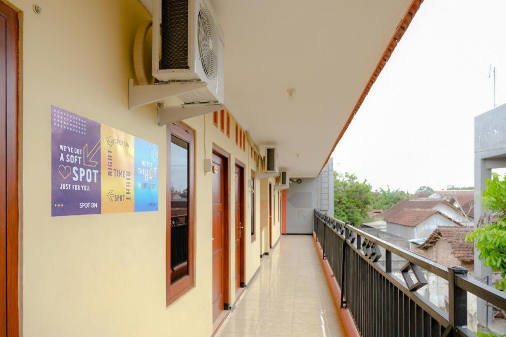 Oyo 2826 Panderman Residence Blitar Экстерьер фото