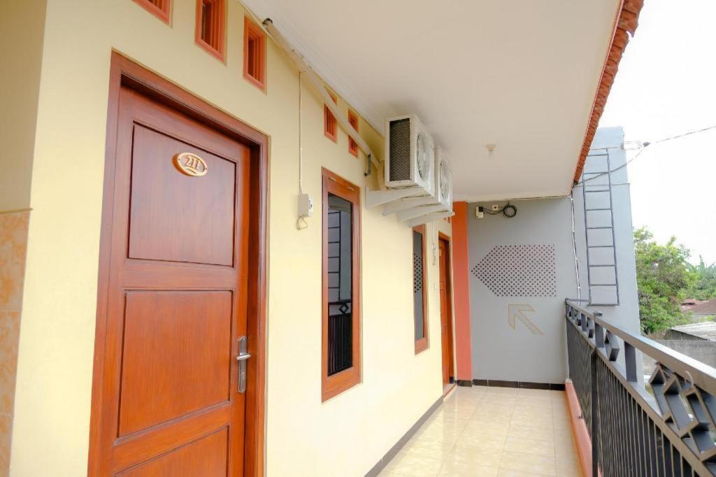 Oyo 2826 Panderman Residence Blitar Экстерьер фото
