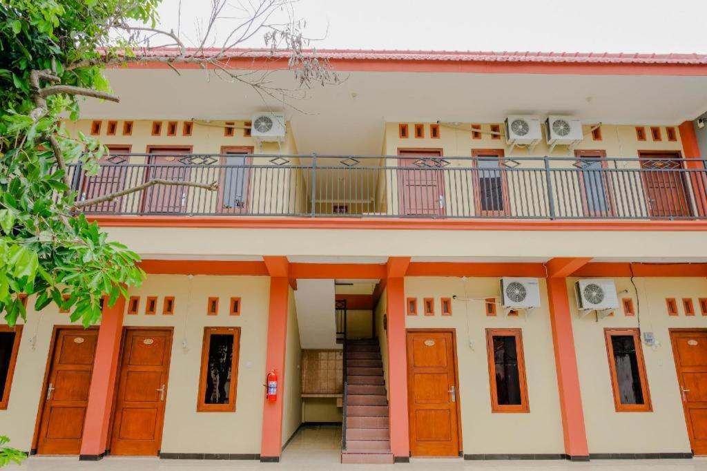 Oyo 2826 Panderman Residence Blitar Экстерьер фото